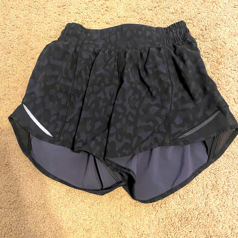 Lululemon Tall Black Cheetah Hotty Hots 4”